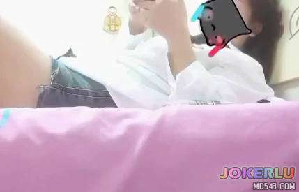  老妈跟隔壁老王打电话聊骚我***看不下去就把她强奸了惊动隔壁的爸爸